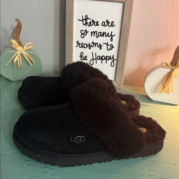 UGG Black Fuzzy Slippers SZ 5 Wos box 164 - Picture 3 of 5